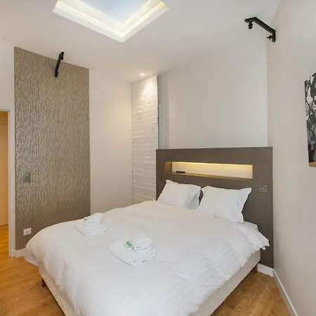 Yuna Blanche - Serviced * Parijs