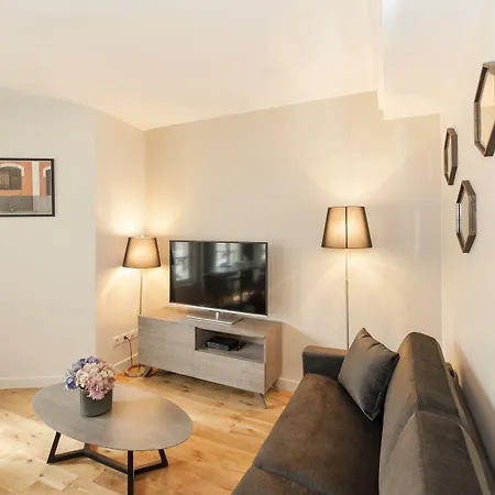 Yuna Blanche - Serviced * Parijs