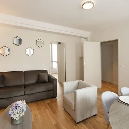 Yuna Blanche - Serviced * Parijs