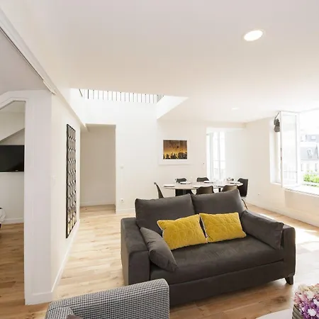 Yuna Blanche - Serviced Parijs