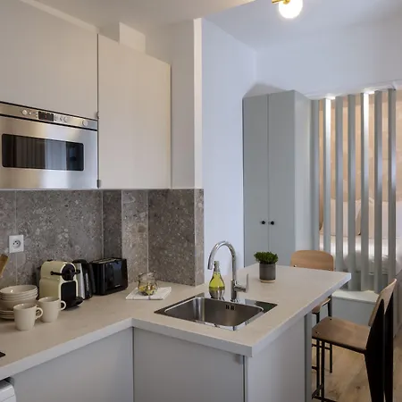 Yuna Blanche - Serviced * Parijs