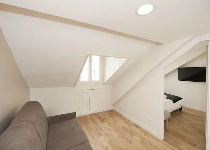 Yuna Blanche - Serviced פריז