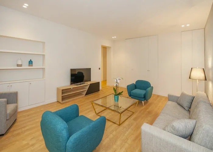 Yuna Blanche - Serviced * פריז